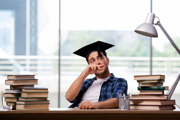 Jovem estudante se preparando para os exames escolares — Fotografia de Stock