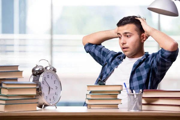 Jovem estudante se preparando para os exames escolares — Fotografia de Stock