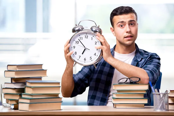 Jovem estudante se preparando para os exames escolares — Fotografia de Stock