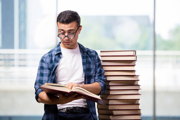 Молодой студент готовится к школьным экзаменам