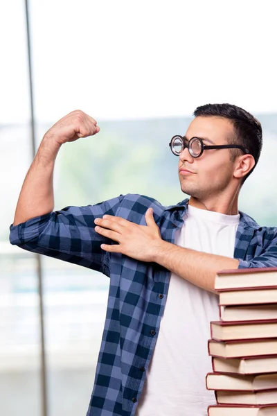 Jovem estudante se preparando para os exames escolares — Fotografia de Stock