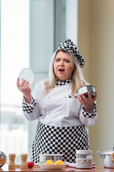 Mulher cozinheiro trabalhando na cozinha brilhante — Fotografia de Stock