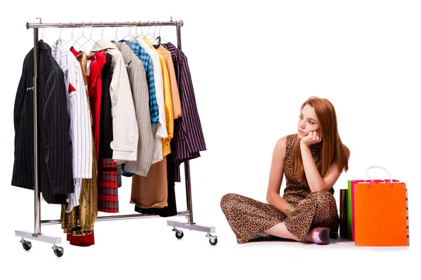 Mujer joven en concepto de compras en blanco —  Fotos de Stock