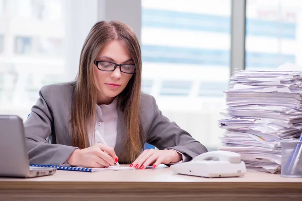 Femme d'affaires travaillant dans le bureau — Photo