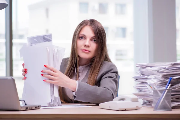 Femme d'affaires travaillant dans le bureau — Photo