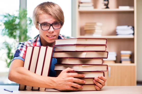 Jovem estudante se preparando para exames universitários — Fotografia de Stock