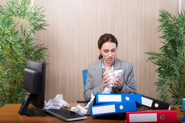 Umtriebige Geschäftsfrau im Büro unter Stress — Stockfoto