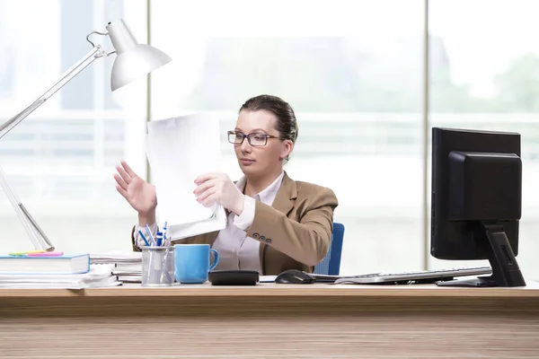 Femme d'affaires travaillant dans le bureau — Photo