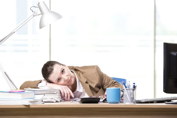 Businesswoman working in the office — Stock Photo, Image