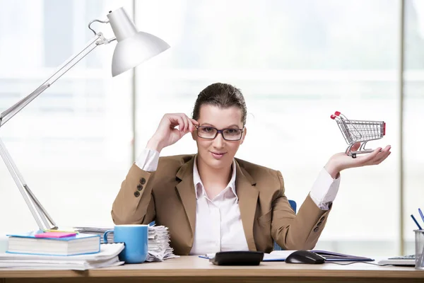 Femme d'affaires travaillant dans le bureau — Photo