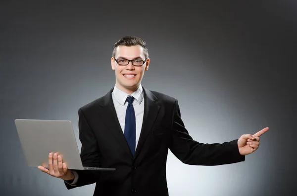 Jeune homme d'affaires avec ordinateur portable dans le concept d'entreprise — Photo