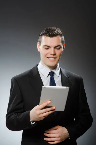 Uomo d'affari che utilizza il suo computer tablet nel concetto di business — Foto Stock