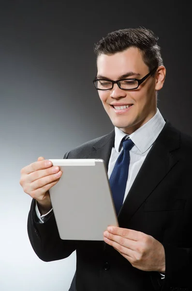 Homme d'affaires utilisant sa tablette informatique dans le concept de l'entreprise — Photo