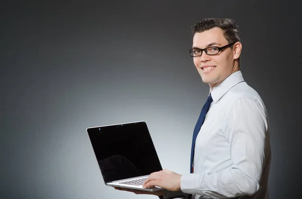 Uomo con laptop nel concetto di business — Foto Stock