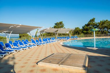 Aydınlık bir yaz gününde açık havada güzel bir yüzme havuzu.