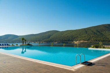 Aydınlık bir yaz gününde açık havada güzel bir yüzme havuzu.