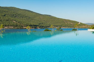 Aydınlık bir yaz gününde açık havada güzel bir yüzme havuzu.