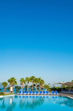 Aydınlık bir yaz gününde açık havada güzel bir yüzme havuzu.