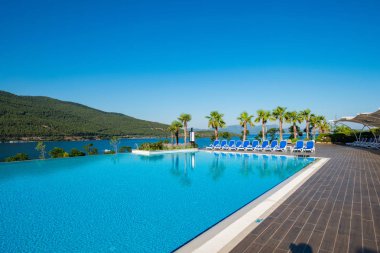 Aydınlık bir yaz gününde açık havada güzel bir yüzme havuzu.