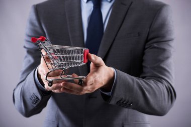Alışveriş sepeti online alışveriş kavramı holding Buisinessman