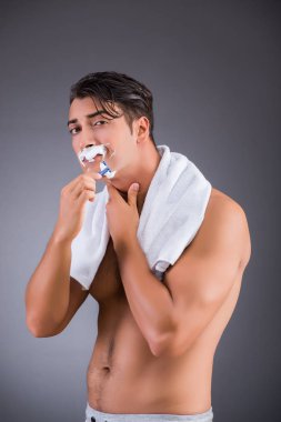 Adam koyu arka plan üzerinde tıraş