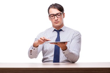 Yakışıklı işadamı wh izole tablet bilgisayar ile çalışma