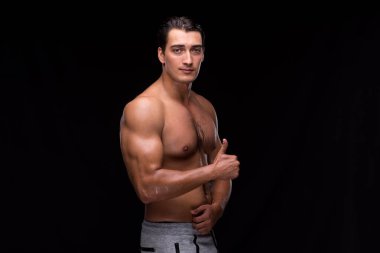 Kaslı adam siyah arka plan üzerine sökük