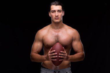 Kaslı adam Amerikan futbolu ile sökük
