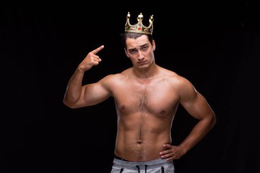 Kaslı adam king ile sökük taç