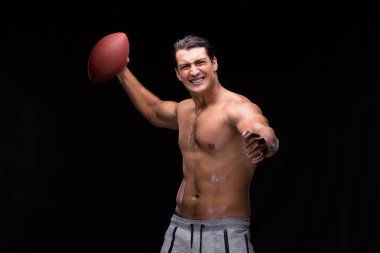 Kaslı adam Amerikan futbolu ile sökük