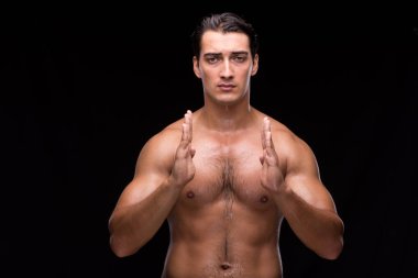 Kaslı adam sanal düğmelere basarak sökük