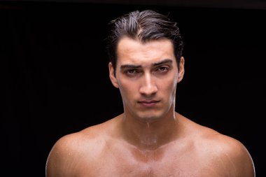 Kas yakışıklı adam siyah arka plan üzerine sökük