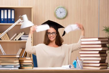 Üniversite sınavlarına hazırlanan genç öğrenci.