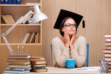 Üniversite sınavlarına hazırlanan genç öğrenci.