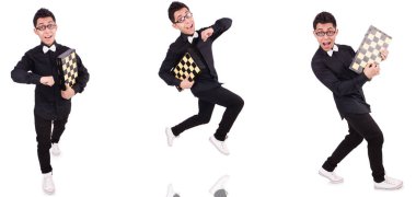 Beyaz üzerine izole komik satranç oyuncusu