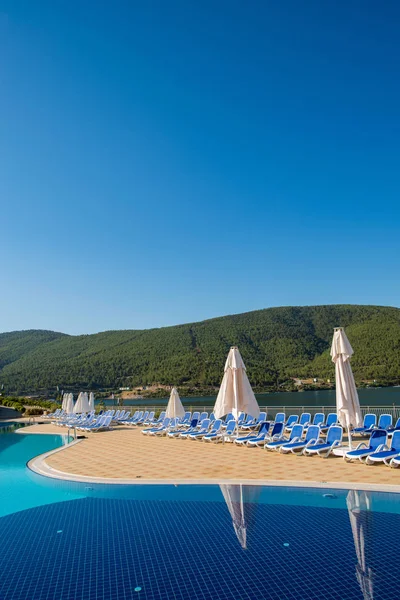 Piscina agradável ao ar livre no dia de verão brilhante — Fotografia de Stock