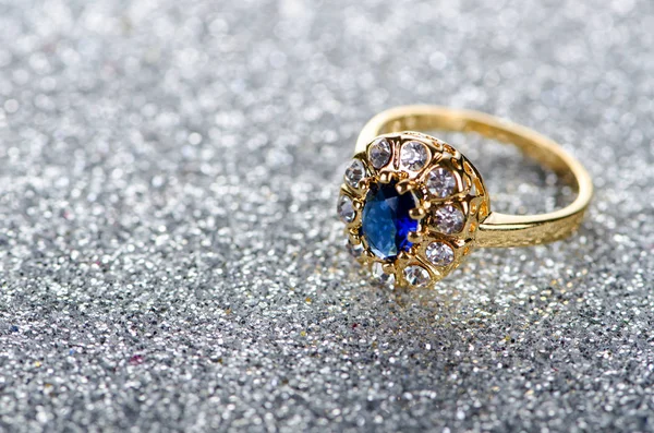 Smycken koncept med ringen på glänsande bakgrund — Stockfoto