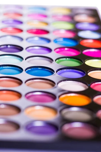Набор красочных теней для макияжа, изолированных на белом — стоковое фото