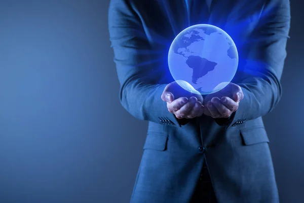 Бізнесмен тримає глобус у глобальній бізнес-концепції — стокове фото