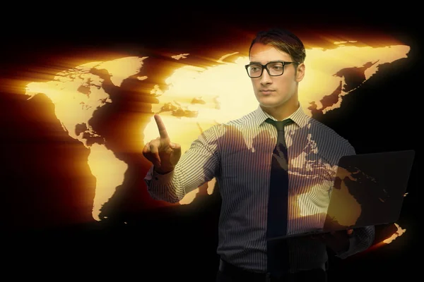 Homme d'affaires appuyant sur les boutons virtuels dans le concept d'entreprise mondiale — Photo