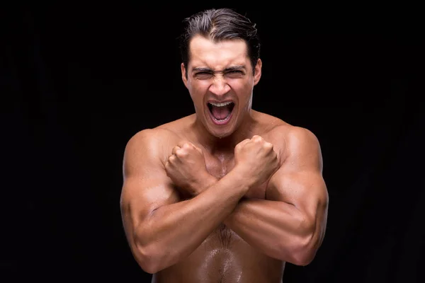 Zerrissen muskulös gutaussehender Mann auf schwarzem Hintergrund — Stockfoto