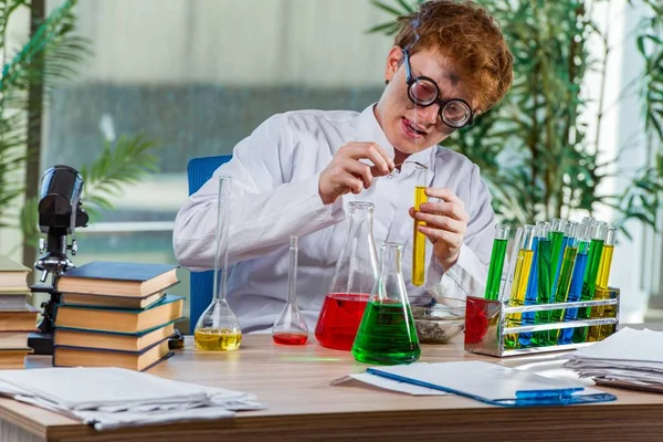 Młody szalony chemik pracuje w laboratorium — Zdjęcie stockowe