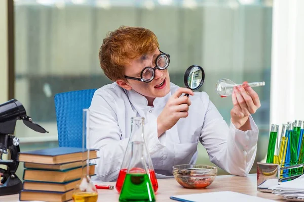 Joven químico loco trabajando en el laboratorio — Foto de Stock