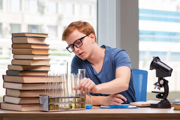 Murid muda lelah dan kelelahan mempersiapkan diri untuk ujian kimia — Stok Foto