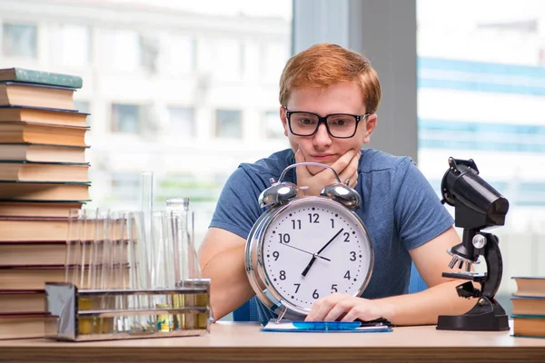 Estudiante joven preparándose para el examen de química —  Fotos de Stock