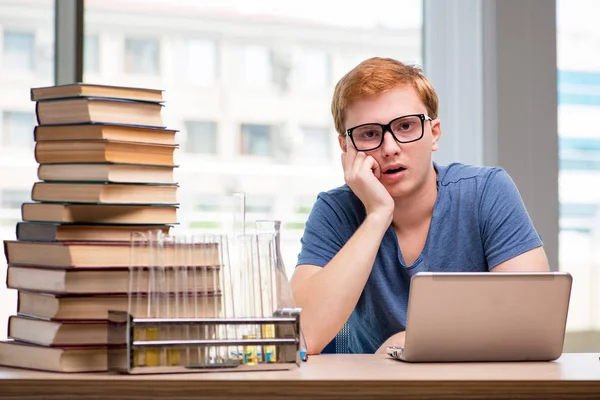 Jovem estudante se preparando para os exames escolares — Fotografia de Stock