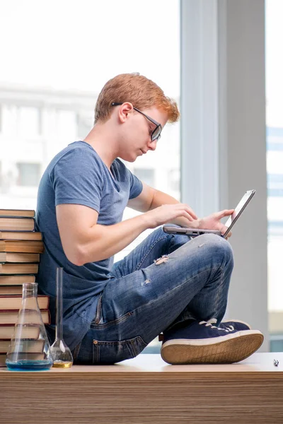 Junge Studentin bereitet sich auf Schulprüfungen vor — Stockfoto