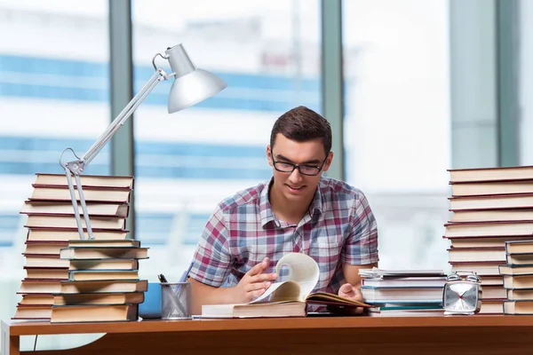 Jovem estudante se preparando para exames universitários — Fotografia de Stock