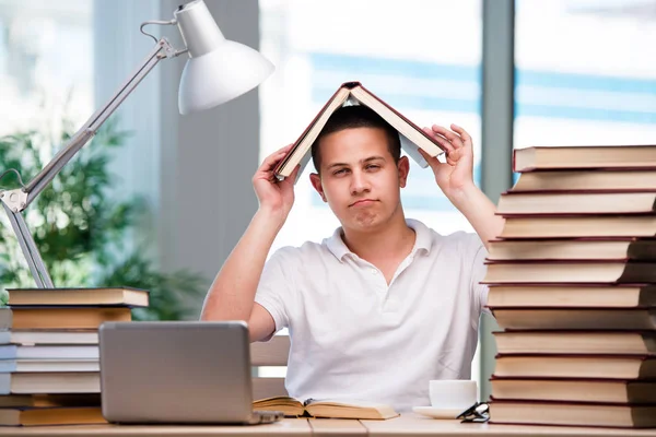 Giovane studente che si prepara per gli esami scolastici — Foto Stock