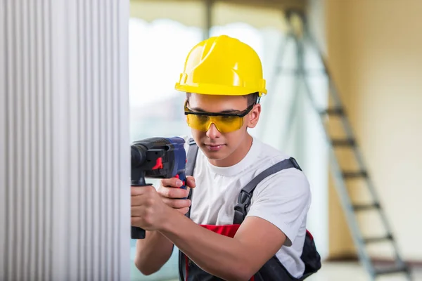 Hombre perforando la pared con perforador — Foto de Stock